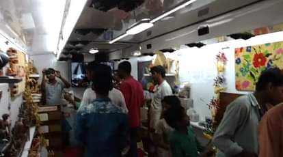 Handicraft mobile van reached Varanasi Station