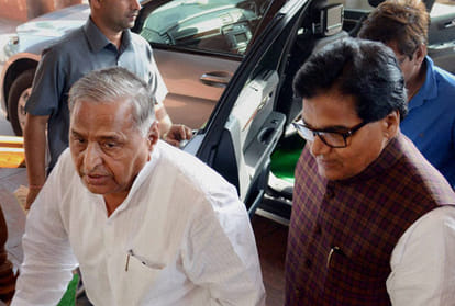 Prof.ramgopal reached etawah with eight hundren cars 