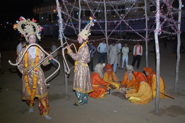  nisichar heen karahu mahi, bhuj uthaee pran keenh ...