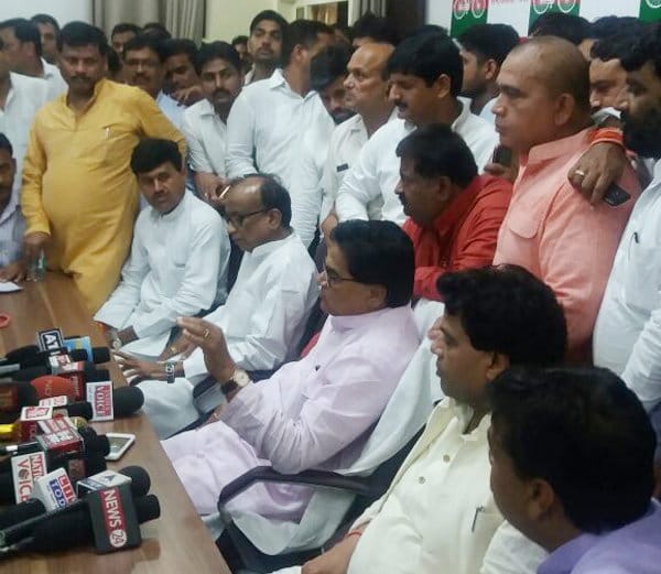Prof.ramgopal reached etawah with eight hundren cars 