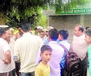 75 thousand robbed on the strength of pistol at SBI Customer Service Center