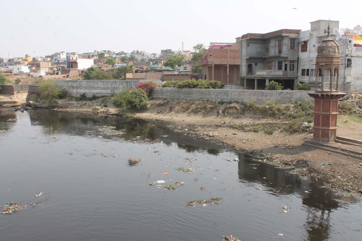Tied around the ban on contaminated water in the river fall