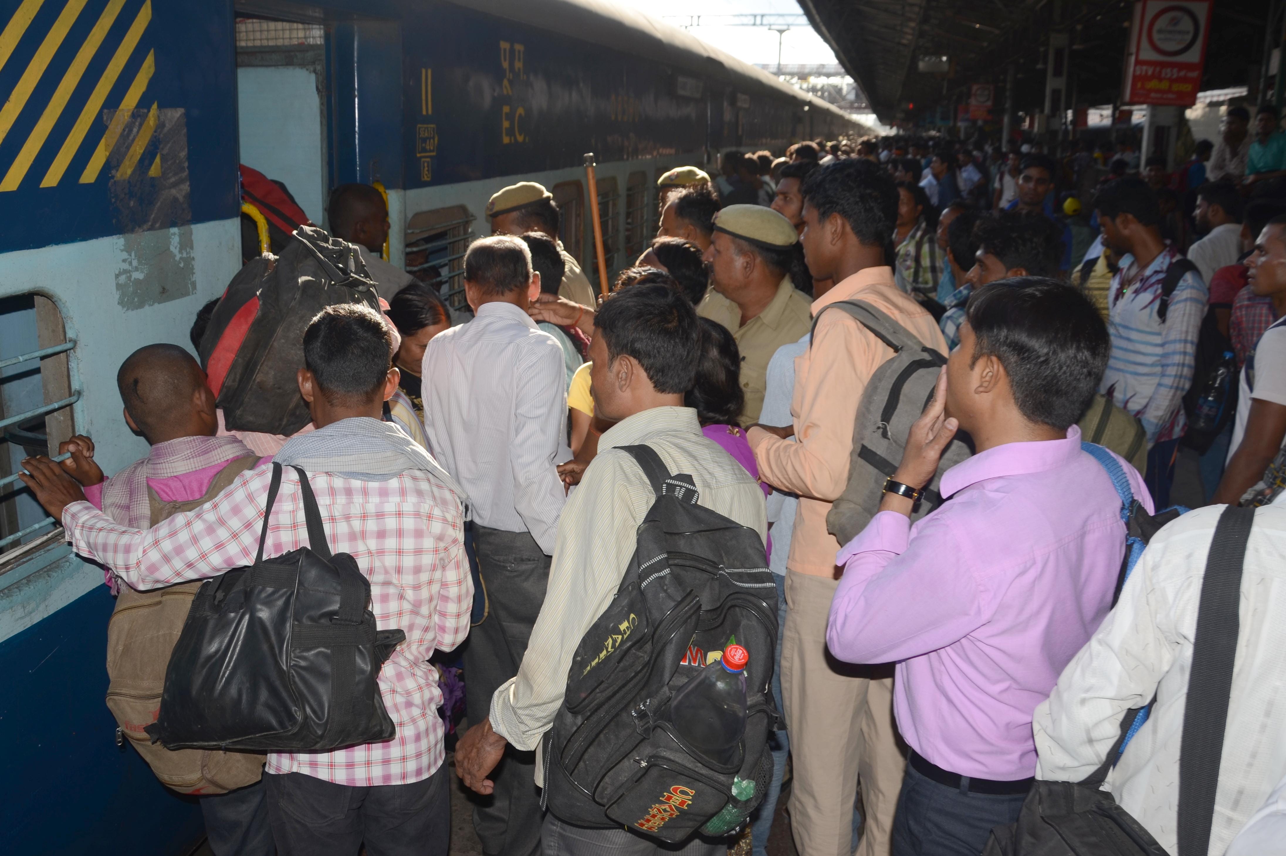 ruckus at charbagh station lucknow