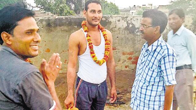 Rajasthan: shaming open defecators by garlanding them
