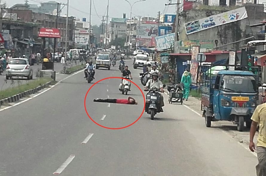 Drama at Una Highway, young man lay down on the highway.