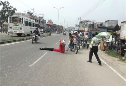 Drama at Una Highway, young man lay down on the highway.