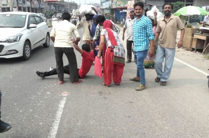 Drama at Una Highway, young man lay down on the highway.