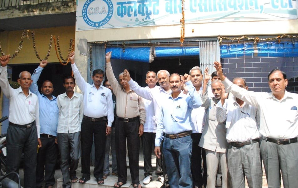 vakeelon kee hadataal se bhatak phariyaadee