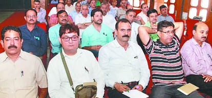 Vyapar mandal members wants to be state govt employee without salary