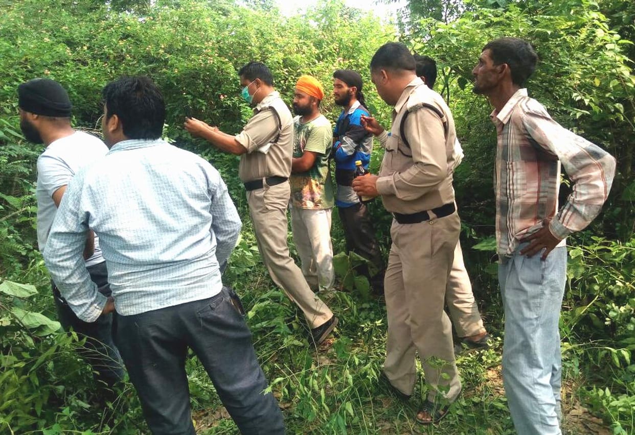 unknown dead body of a girl found hanging in sultanpur