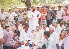 mandi samiti mein bku ka dharna