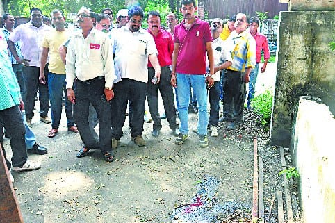 Railwaymen killed by falling crane, Hungama