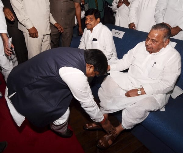 mulayam singh appriciate gaytri prajapati