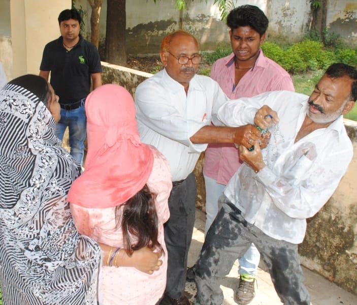  peedit parivaar ne kiya aatmadaah ka prayaas