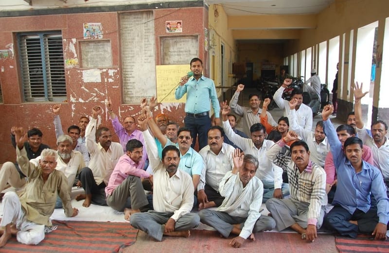 Municipal strike, picketing employees