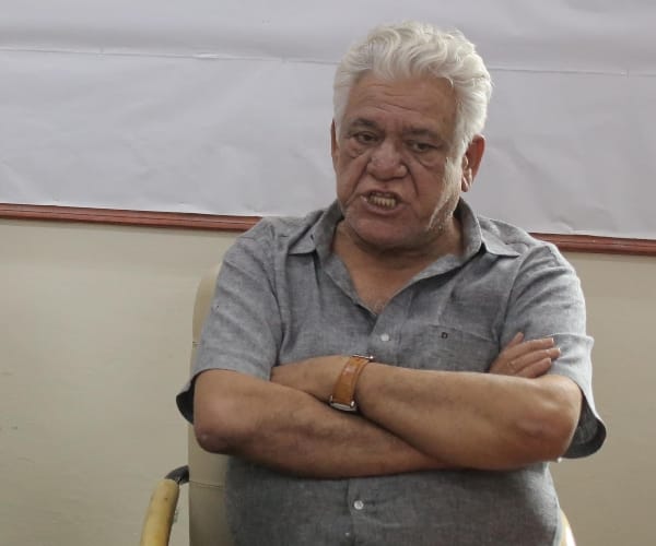  Om puri reacts on protest against pakistan actors.