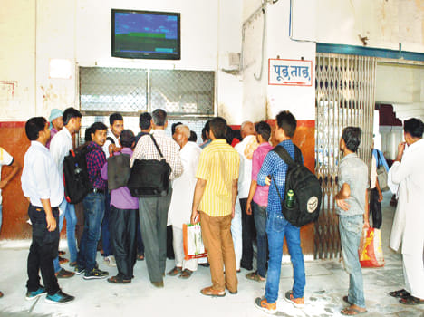 shatabdi and rajdhani stop at etawah station