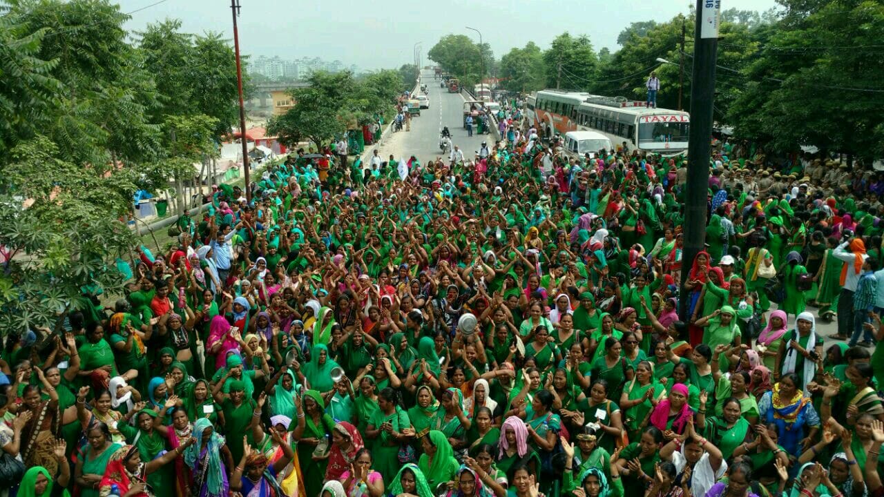 protest of anganwadi workers in lucknow