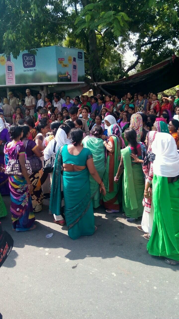 protest of anganwadi workers in lucknow