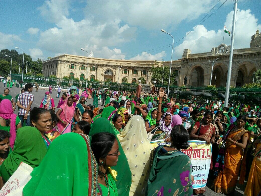 protest of anganwadi workers in lucknow