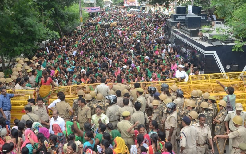 protest of anganwadi workers in lucknow