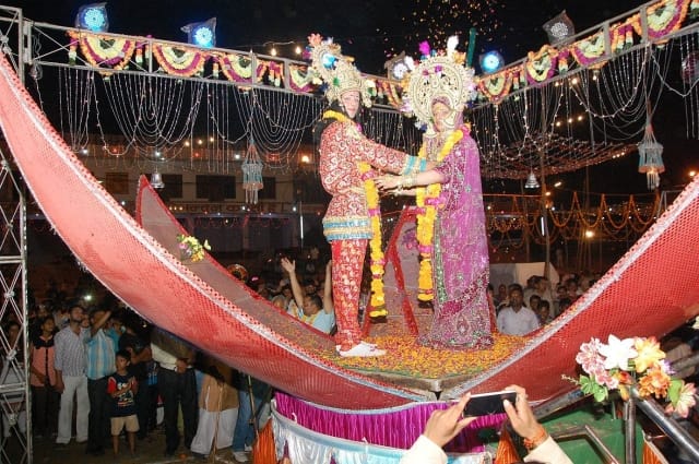 raghuvar aur jayamaal dekhee dev barisahin suman ...