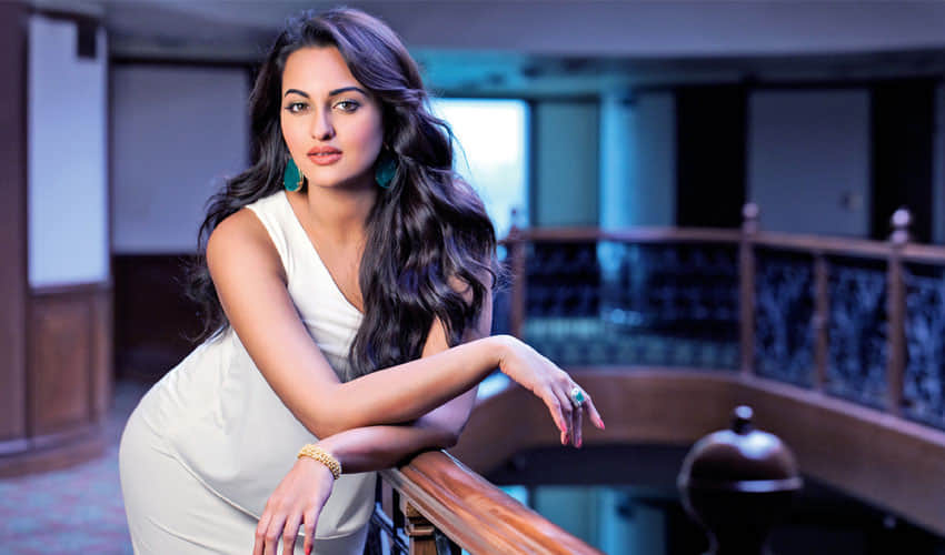 sonakshi sinha enjoys her vacation in sea beach