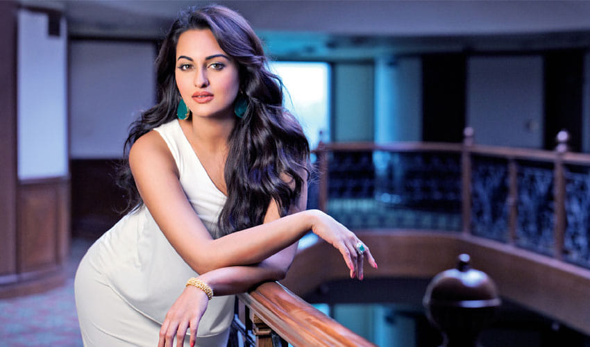 sonakshi sinha enjoys her vacation in sea beach