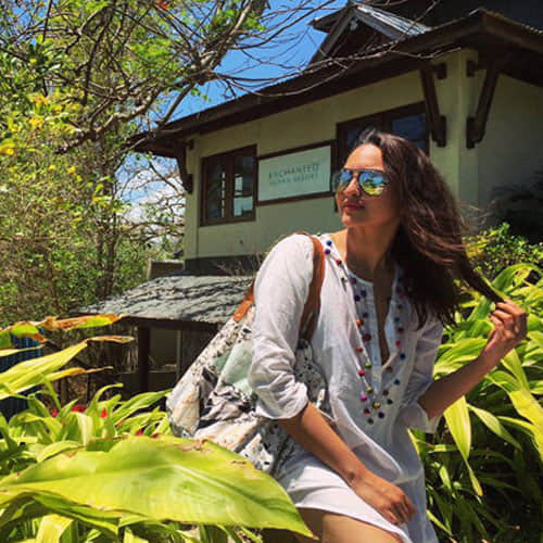 sonakshi sinha enjoys her vacation in sea beach