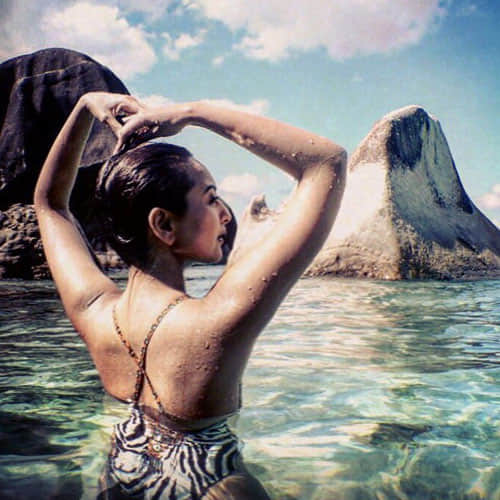 sonakshi sinha enjoys her vacation in sea beach