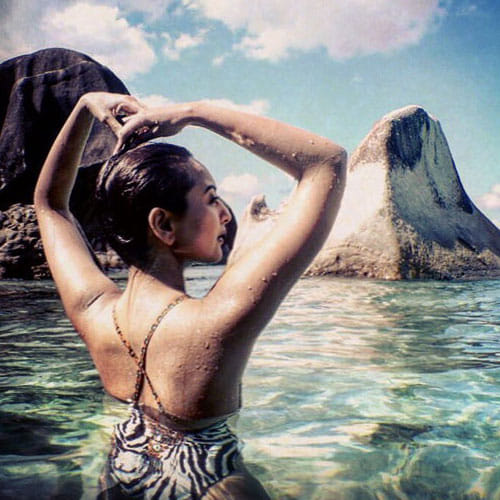 sonakshi sinha enjoys her vacation in sea beach