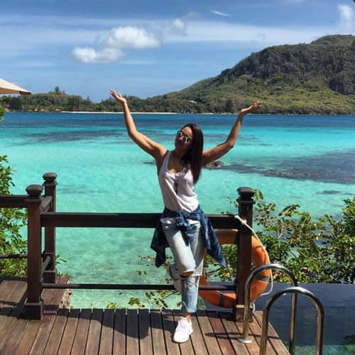 sonakshi sinha enjoys her vacation in sea beach