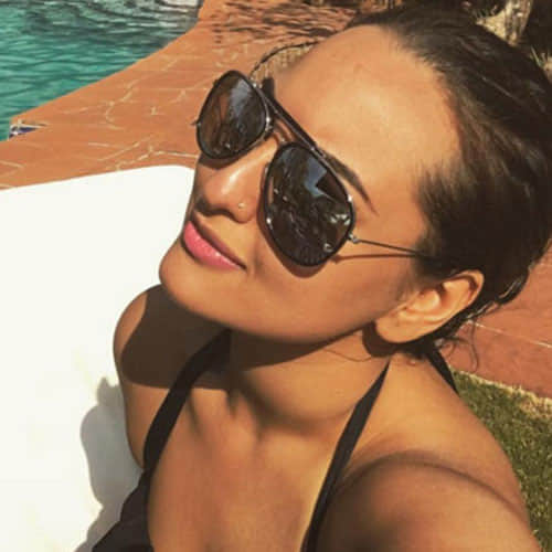 sonakshi sinha enjoys her vacation in sea beach