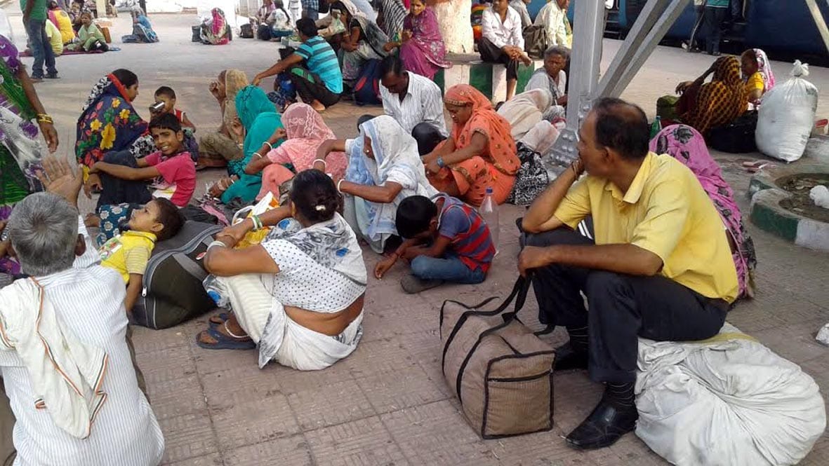 Direlment in Tundla, diverted trains from Khurja