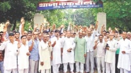 kisan ke parijanon ka gussa foota
