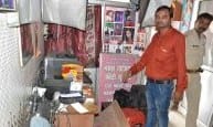 The thieves broke the locks of the shop near the police booth