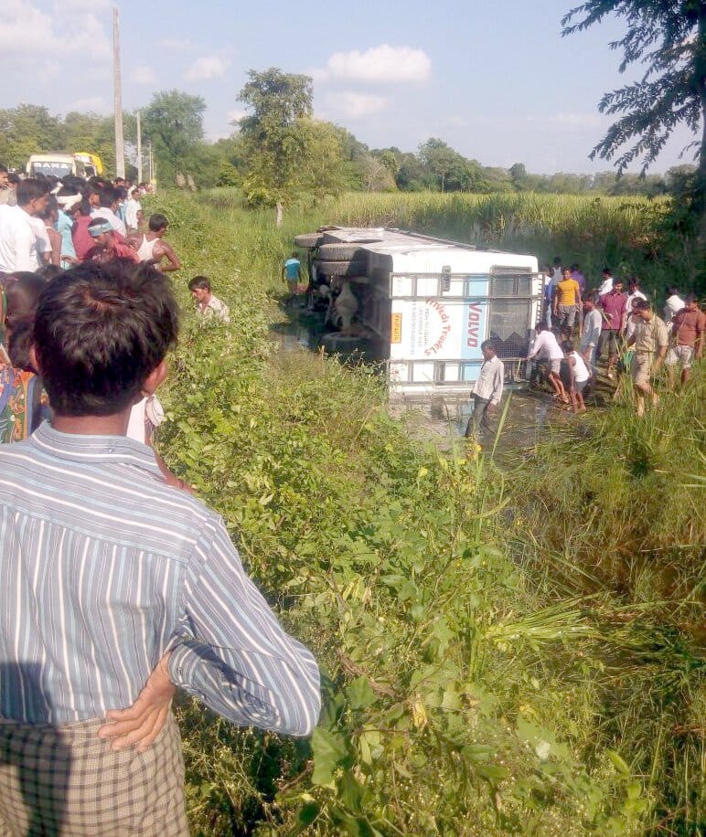 High-speed bus turnaround, several injured