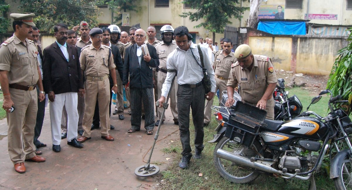 The bomb disposal squad conducted the search