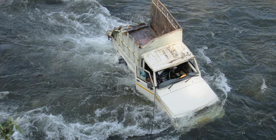 Utility van fell into the Ramganga, five injured