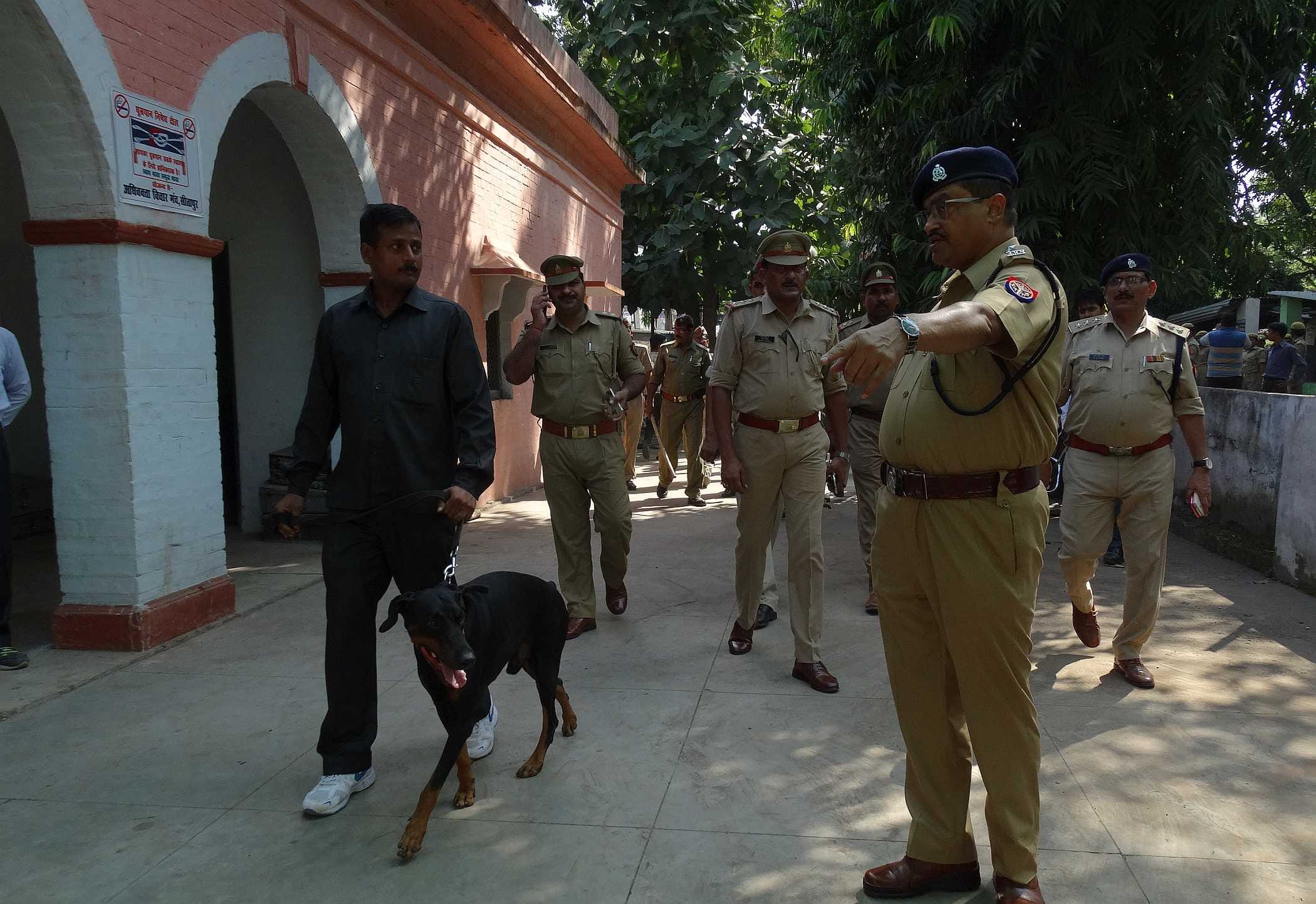 suspicious con man found in sitapur in army uniform