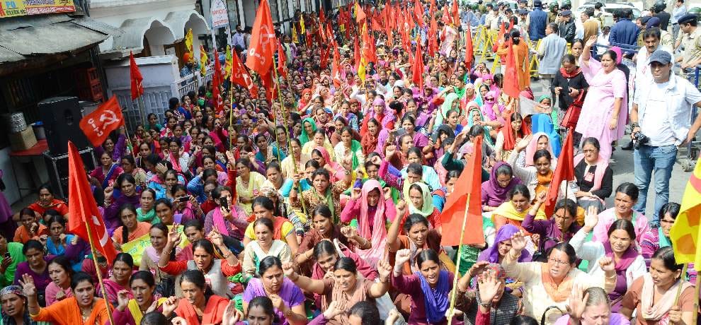protest of anganwadi workers outside secretariat in shimla