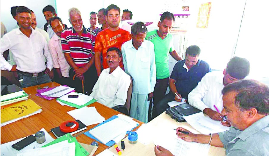 Chief Officer of the villagers surrounded Mondlsera