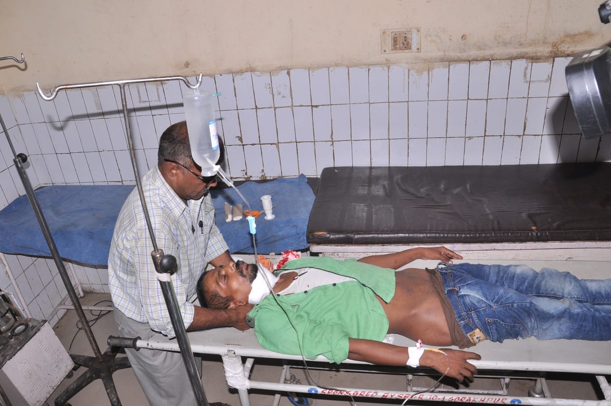 Prissioner cut his neck to committ suicide