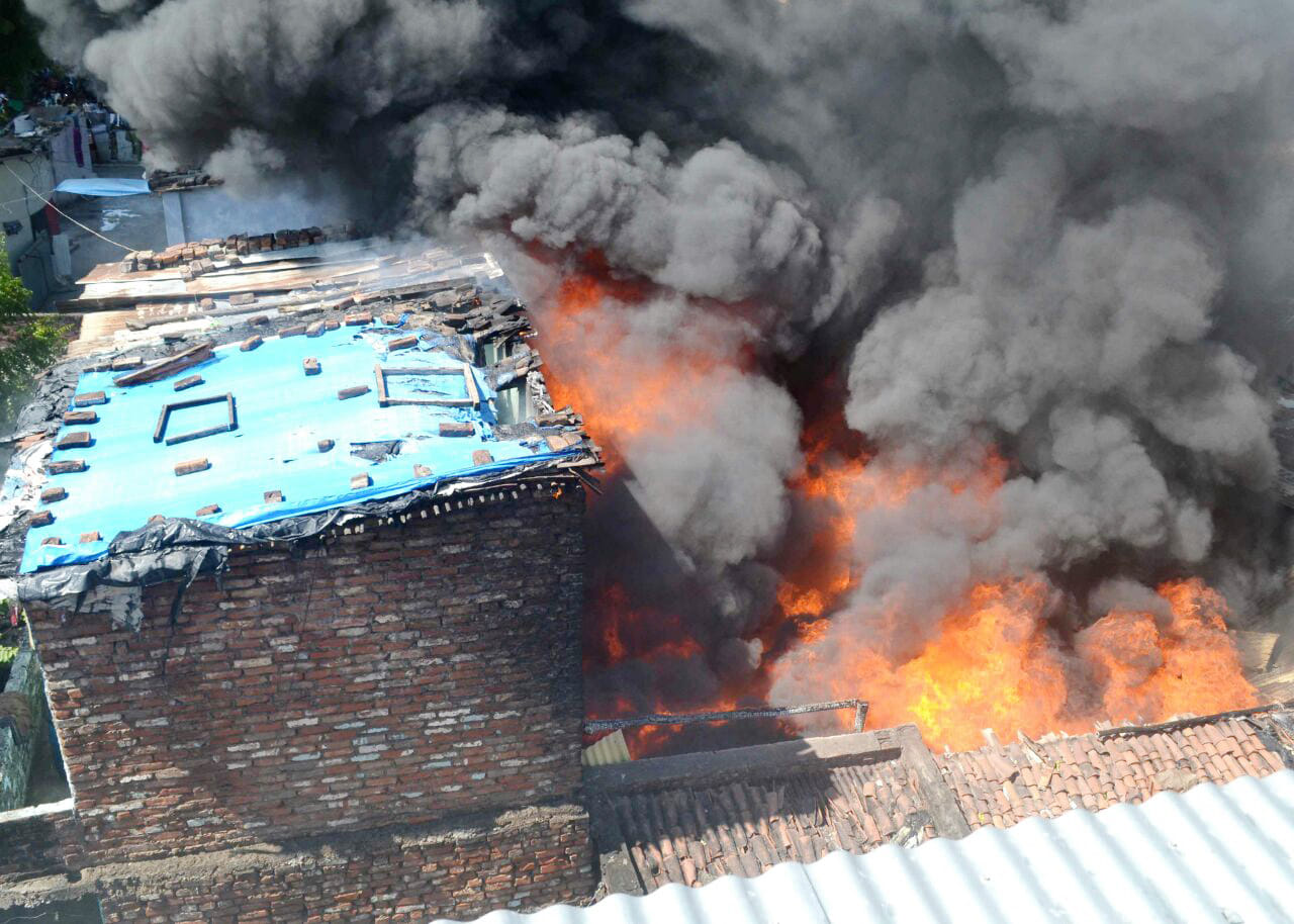 Heavy fire from a short circuit in ten households