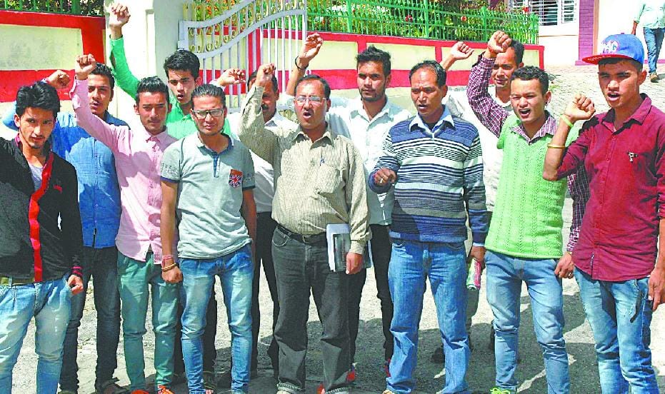 Denial of scholarship students demonstrate