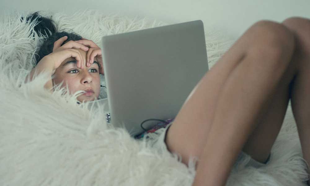 6 Things That Most Girls Do When They Miss Her Boyfriend