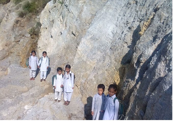 By niagara School Chale Hum