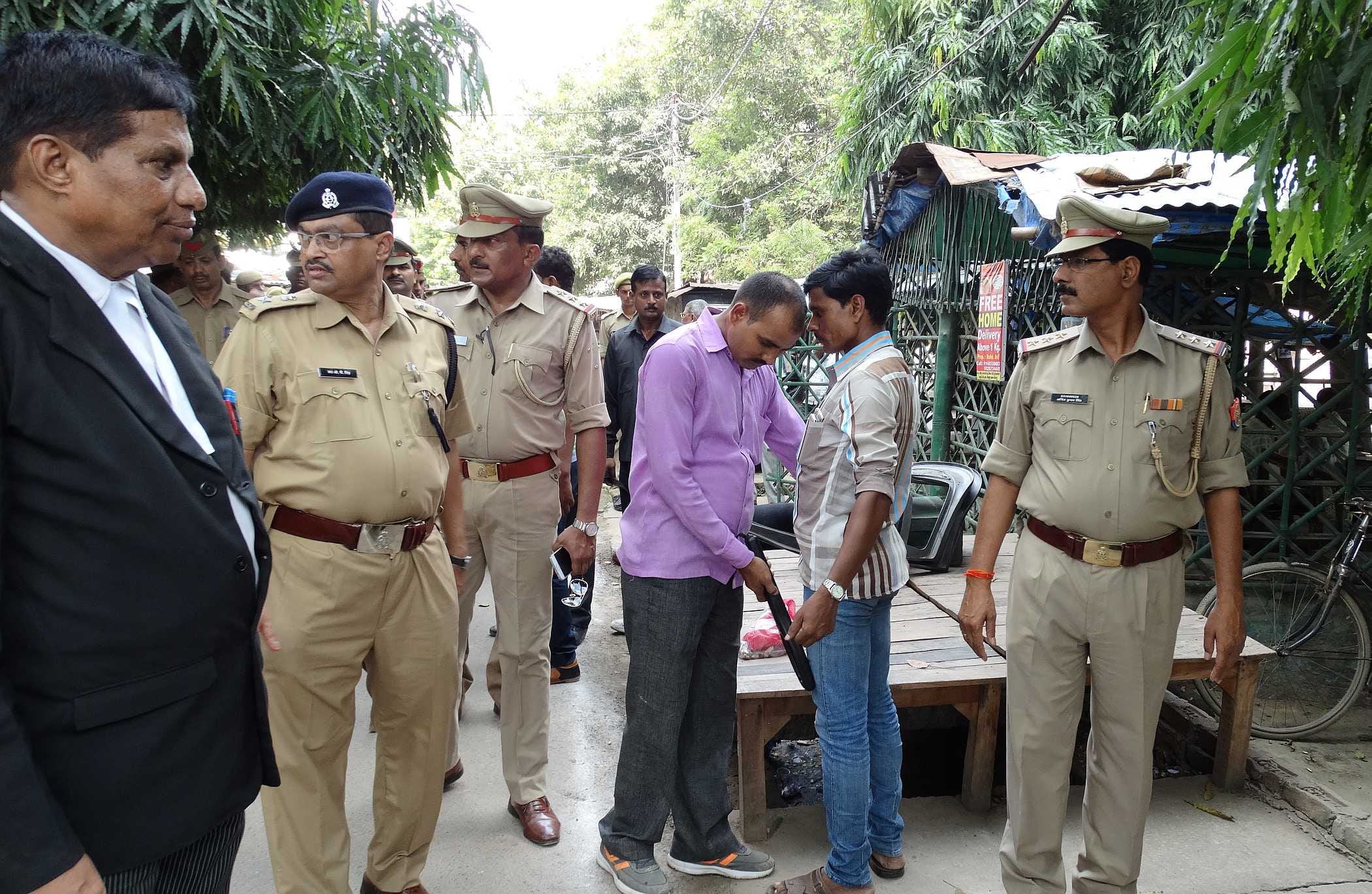 suspicious con man found in sitapur in army uniform