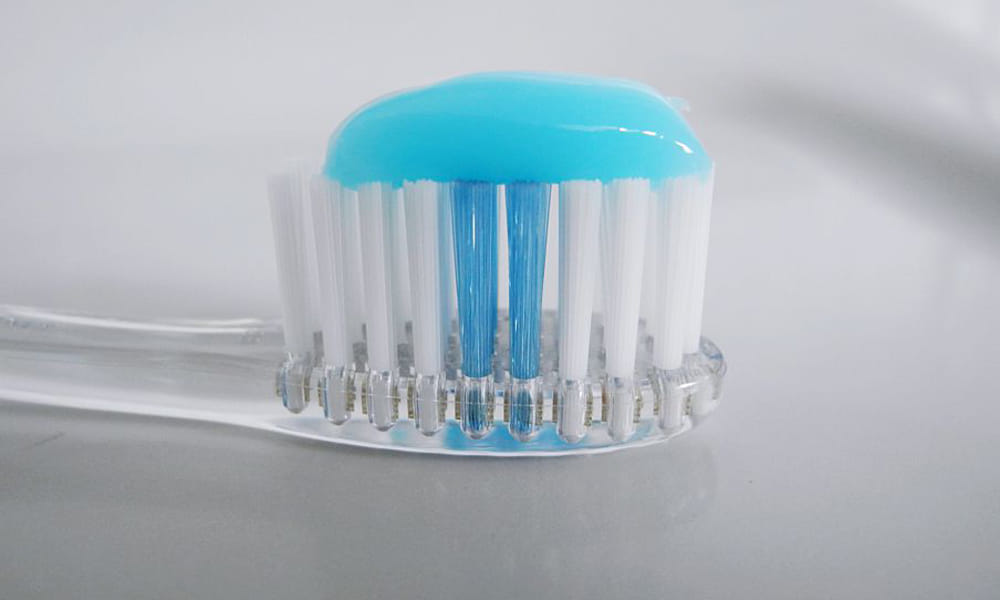 beauty hacks related to old toothbrush