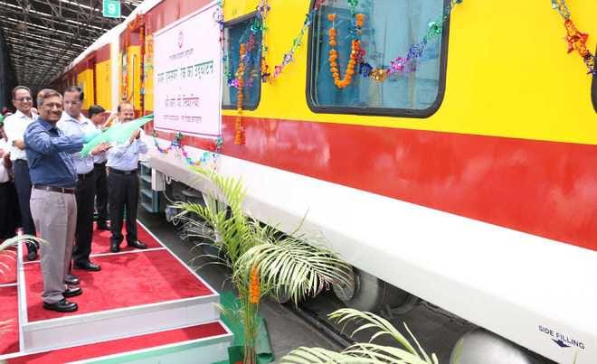 Anand Vihar at 12:35 hours reached Gorakhpur 'Humsafar'